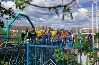 Субботник на сельском кладбище