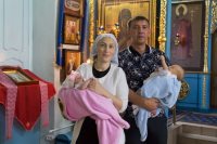 В нашем храме крестили двойню-тихвинят Злату и Арсения