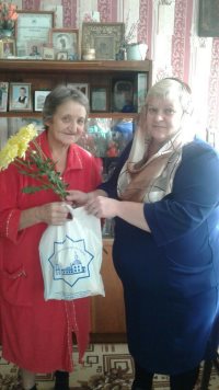 К пожилым с поздравлениями! 