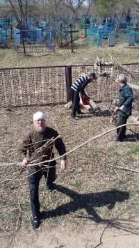 Второй день уборки территории сельского кладбища.