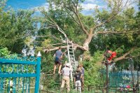 Субботник на сельском кладбище